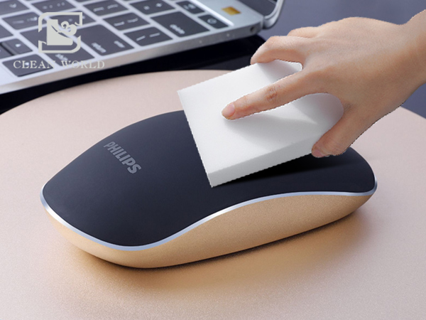 使用納米海綿擦拭鼠標